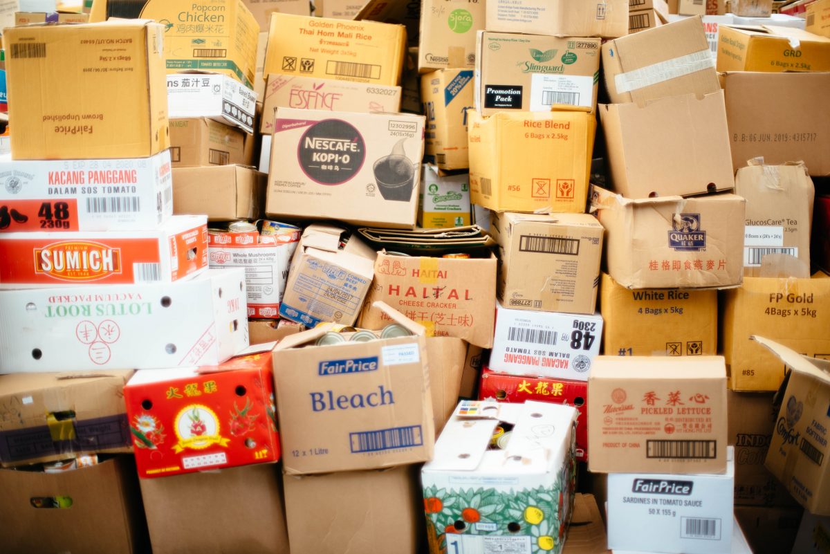 皮拉de cajas de cartón que lustran las condiciones inseguras del almacén