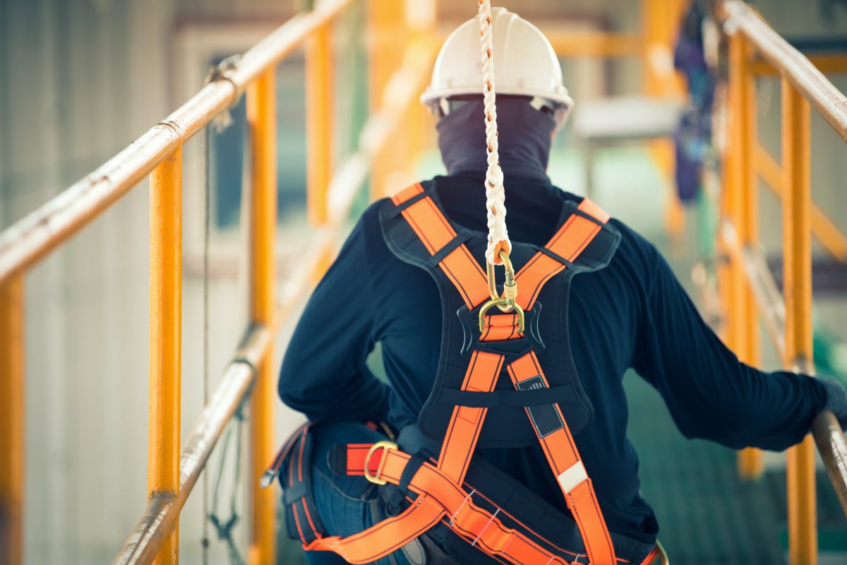 建筑工人在高处工作时佩戴安全带和安全线