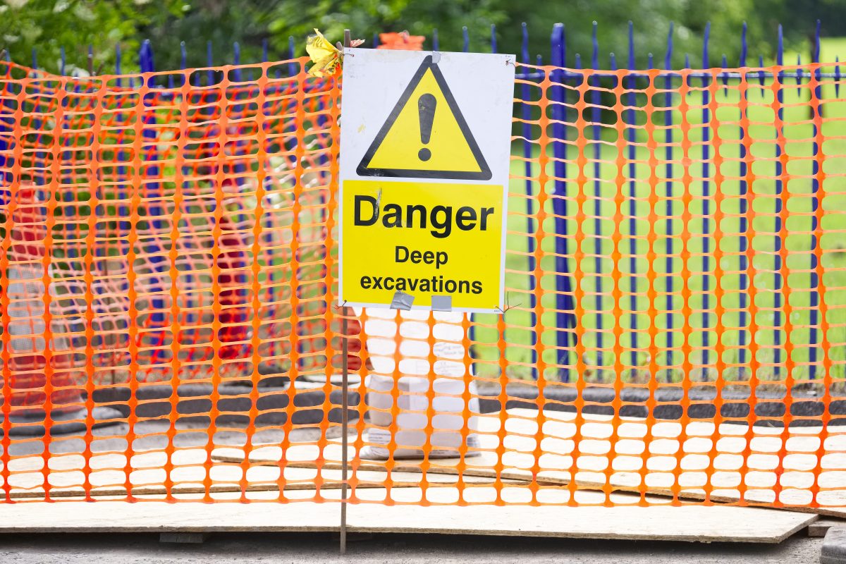 危险深挖标志与橘网安全