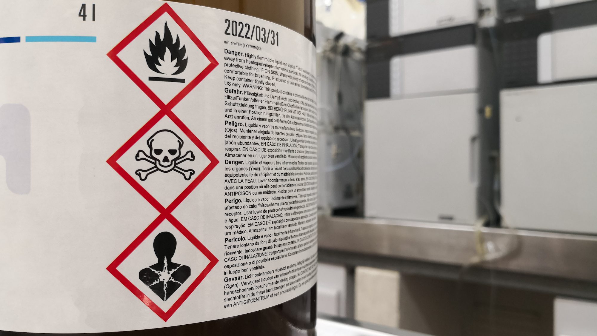 实验室中的化学物质。琥珀色玻璃瓶。标记GHS符号与毒性，易燃性和死亡警告。液相色谱设备。